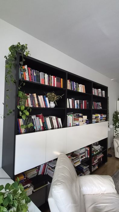 Vand biblioteca si comoda TV