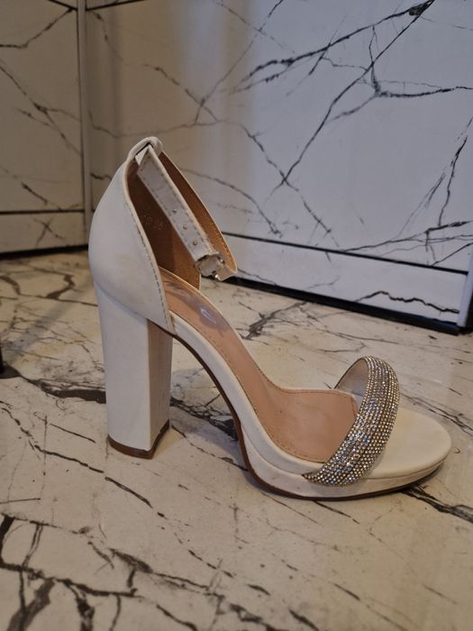 Sandale elegante albe, toc gros și bareta cu pietricele strălucitoare