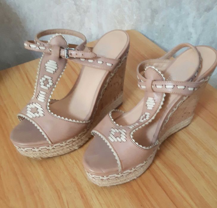 Продаются босоножки