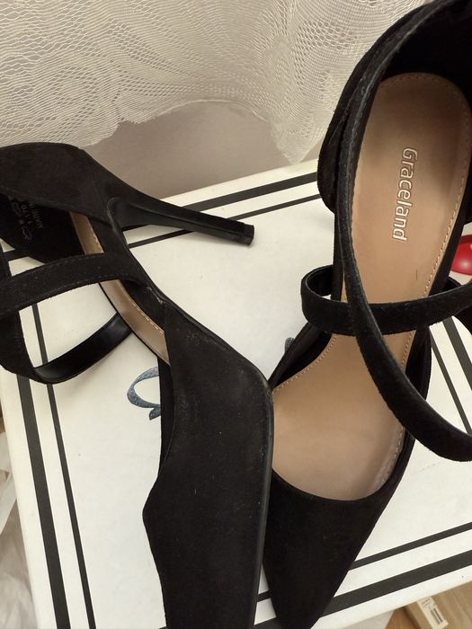 Обувки на ток / Graceland