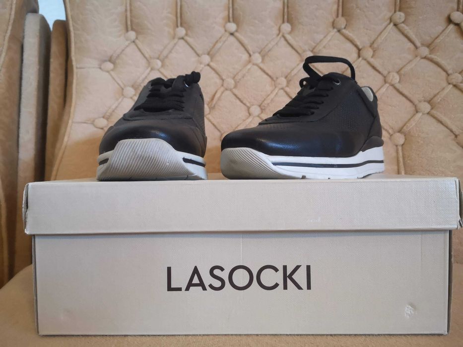 Продавам дамски обувки - сникърси Lasocki