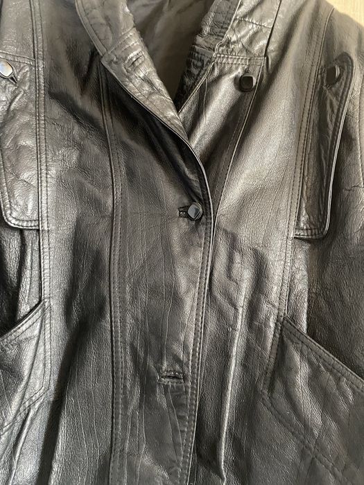 Jachete din piele culoare neagra si alta culoare maro