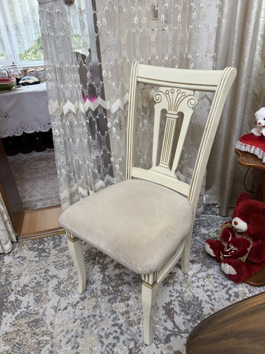 Стуля бежевого цвета