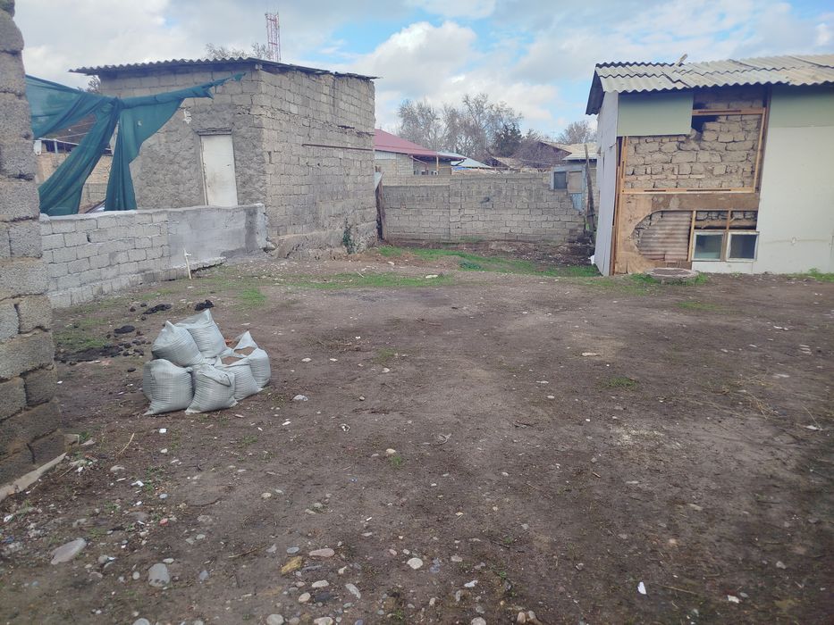 Продам под строительство 2сотых землю