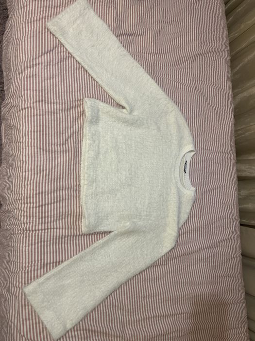 бял пуловер с леки бляскави частици от магазин зара размерът е S