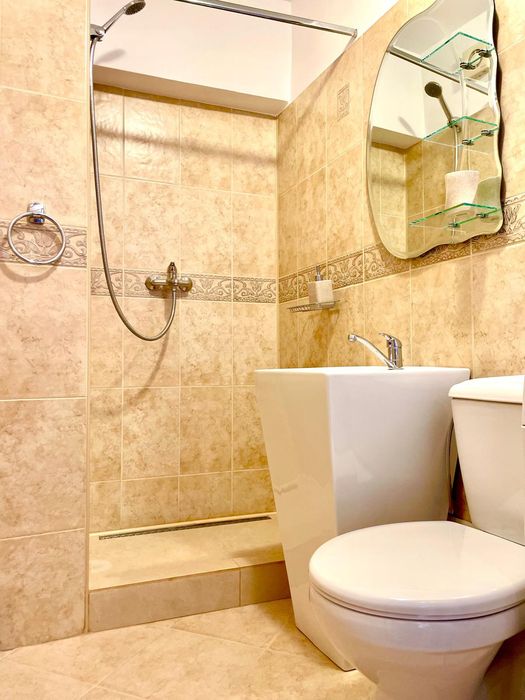 Apartament trei camere,de închiriat Centrul Civic