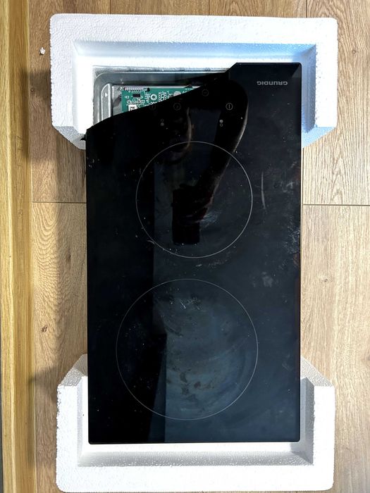 Електрически стъклокерамичен плот Grundig GIEV 323210E за части / с пукнато стъкло