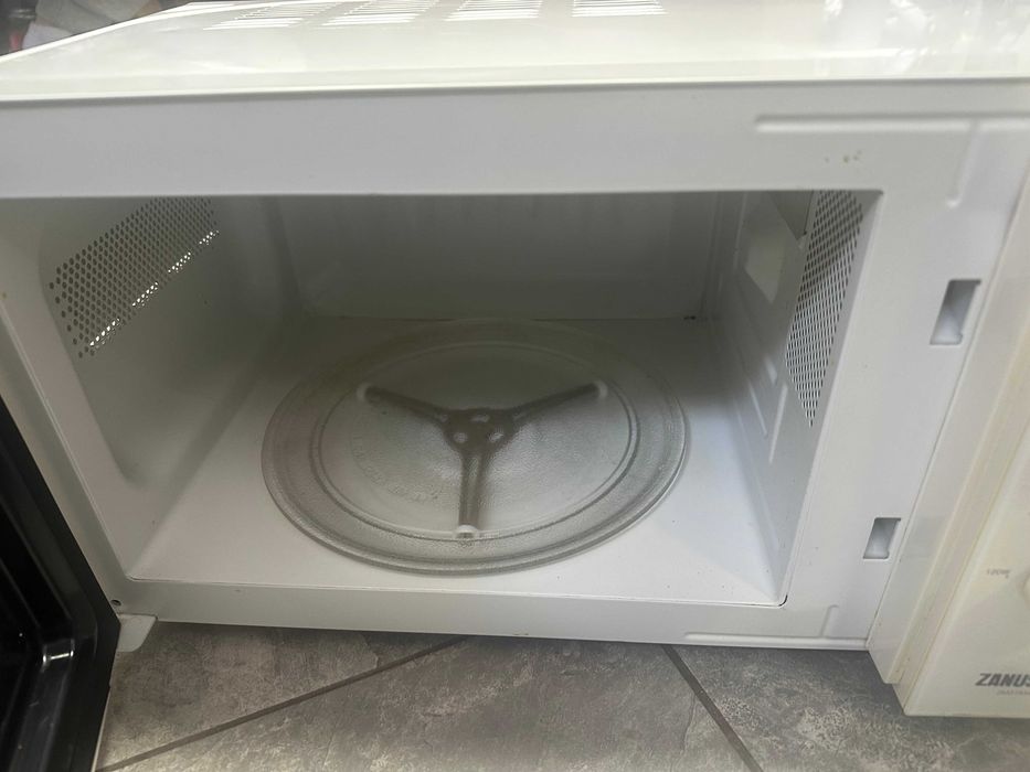 Микровълнова с грил Zanussi ZM21M4 700W 21l
