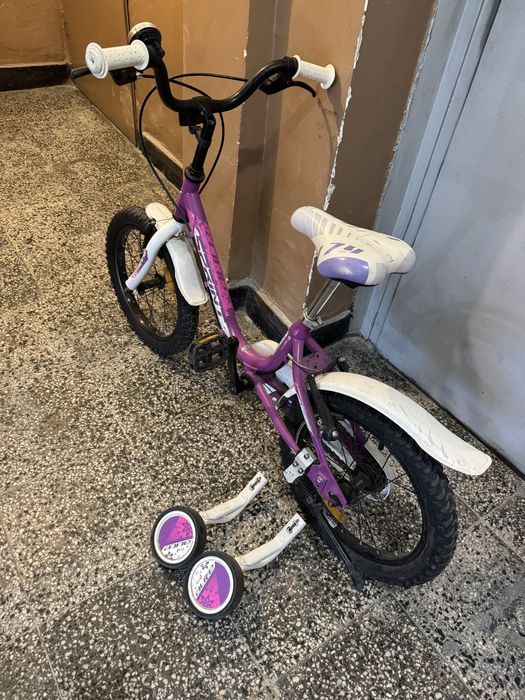 Колело с помощни гуми 16