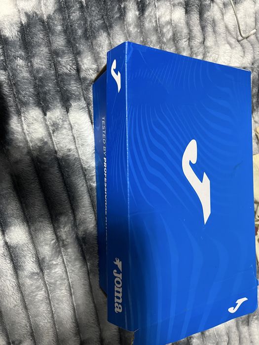 Crampoane joma piele