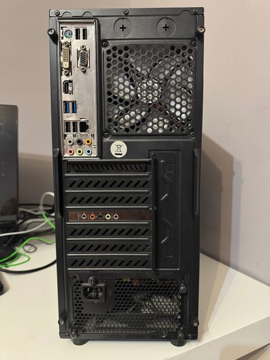 Настолен компютър + Dell монитор + Logitech комплект + Razer слушалки