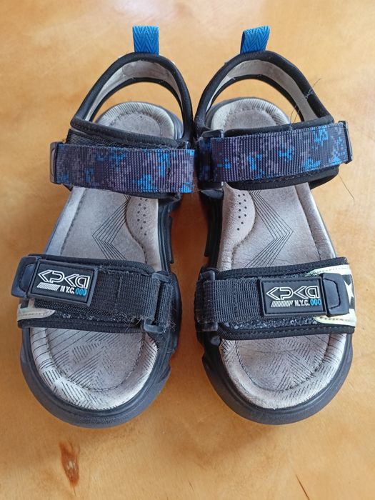 Продам  34 р. Кеды, сандали.