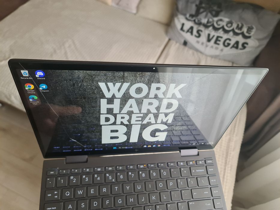 Laptop HP Envy X360 cu display crapat(abia se vede)