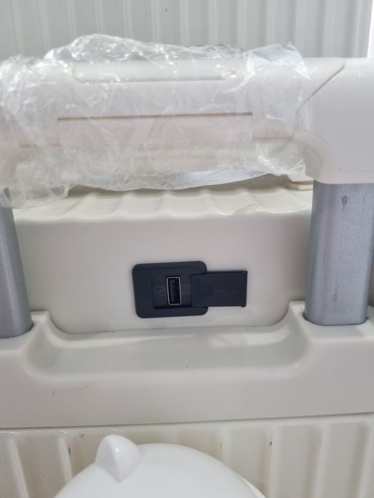 Чемодан дорожный