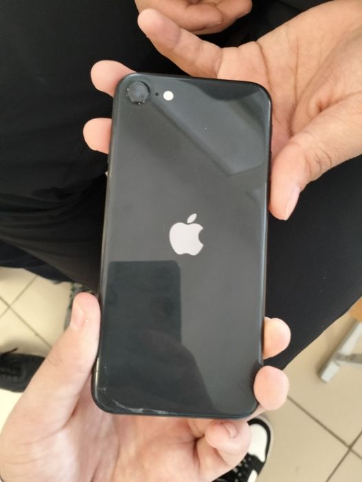 айфон эсе 64гб 80 емкасть  35000