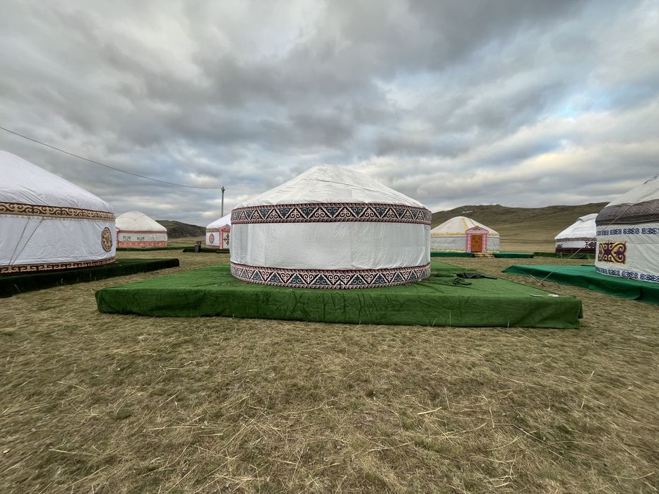 Юрта с подиумом с коврами Оскемен