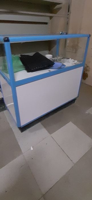 Продам стеклянную витрину б/у