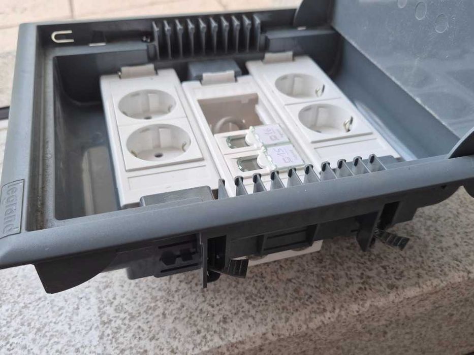 Комплект 8 бл. подова оборудвана електро кутия Легранд с капак Legrand