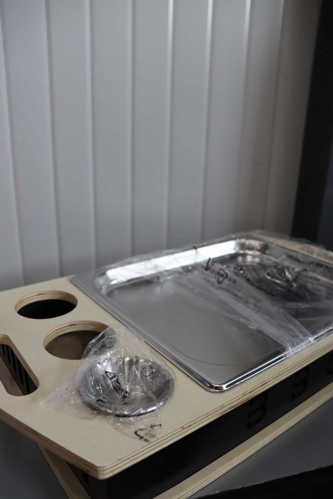 Барбекю маса, поставка, поднос със място за 3 сосиери - 2 бр. липсват