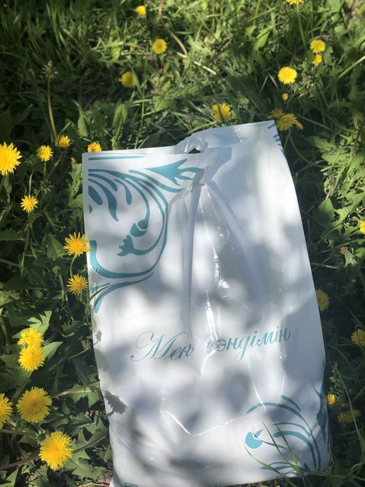 Пакет с надписью Мен Сәндімін