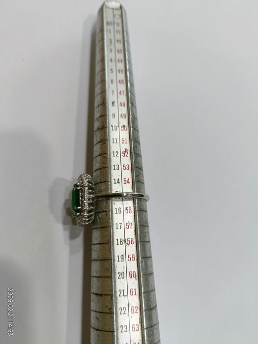 Vind inel din aur 18kt cu diamante 0,74ct și smarald 2,74ct