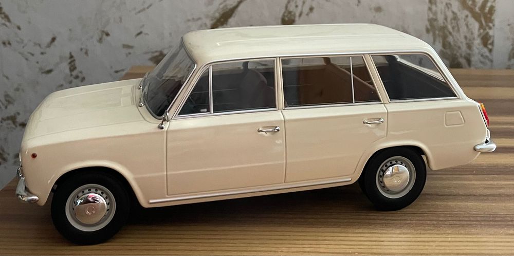 SEAT 124 Mащаб 1:18 Triple 9 Метал