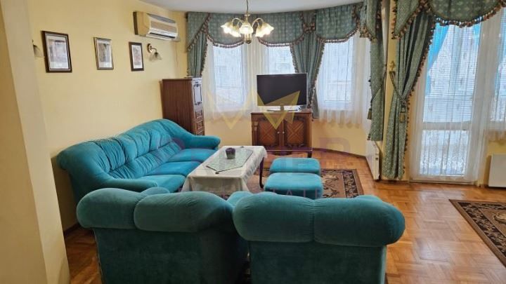 Дава се под наем Тристаен апартамент в Варна, Колхозен пазар - 118 кв.м за 612 € - Снимка #1