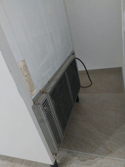 Продавам хладилна вендинг машина за снаксове и напитки