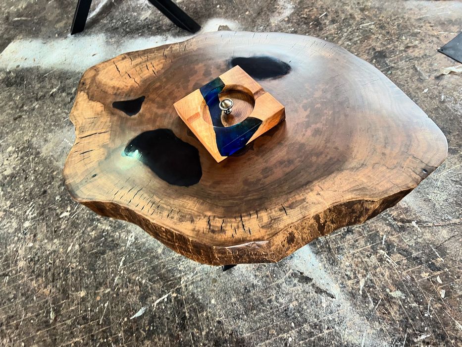 Кръгла маса от масивно дърво и епоксидна смола