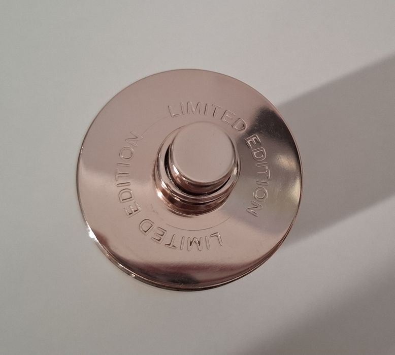 Carolina Herrera 212 VIP Rosé Smiley Edition.