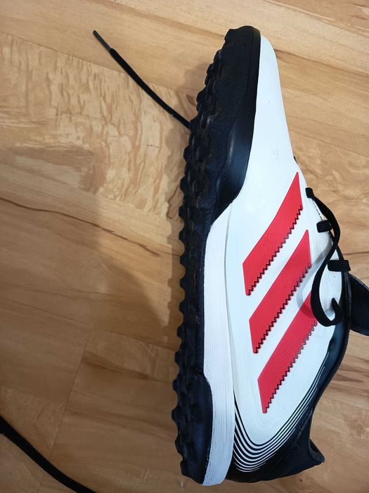 Продавам мъжки футболни обувки за изкуствена трева  Adidas Copa