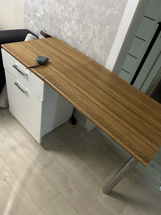 Продам кухонный стол 12000т.
