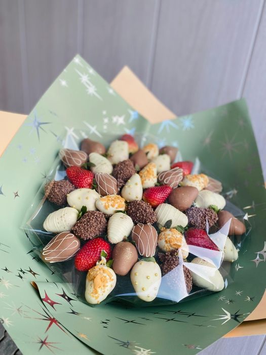 Клубника в шоколаде букеты