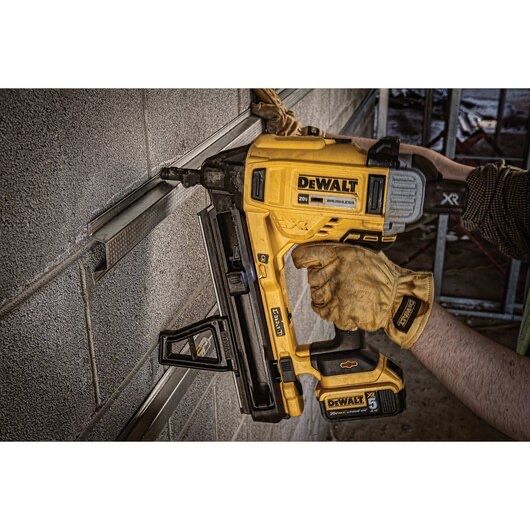 Такер за бетон и метал DeWALT DCN890 + 2бр 5Ah , Зарядно и Куфар