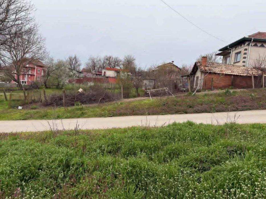 Продавам имот със сграда,гараж и парцел в с.Червена вода област Русе