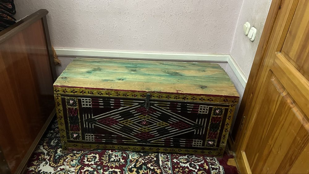 сундук выполненный в традиционном восточном стиле.