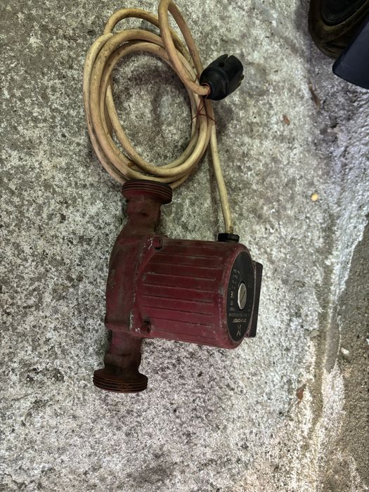 Продавам водна помпа за парно Grundfos 25-4