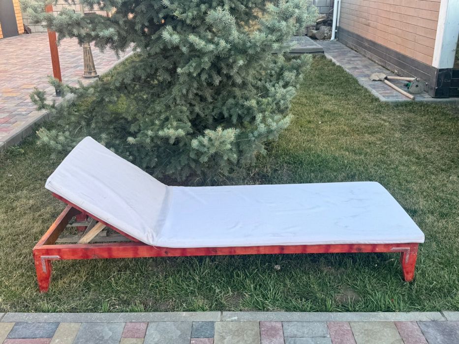 Срочно. Продам лежаки с матрасами.