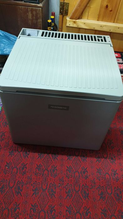 хладилник Dometic за риболов и къмпинг 40 литра на 12v и 220v и газ