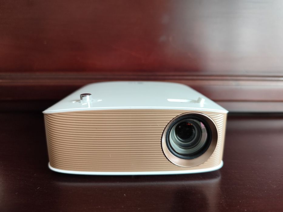 Преносим LED проектор LG PH150G CineBeam