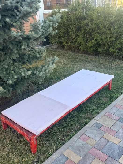 Срочно. Продам лежаки с матрасами.
