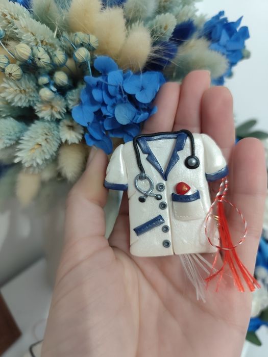 Broșe medic personalizate