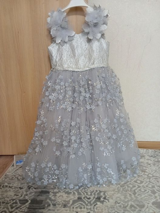 Продам платье для девочки 6-9 лет