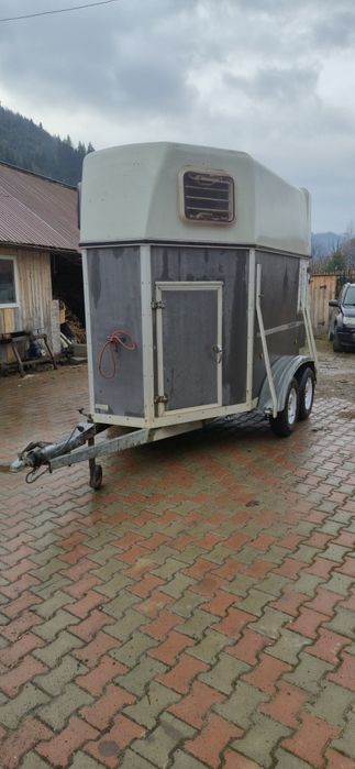 Vand sau schimb remorca cai