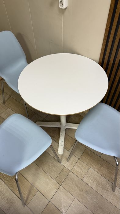 Продается стол с 3 стульями