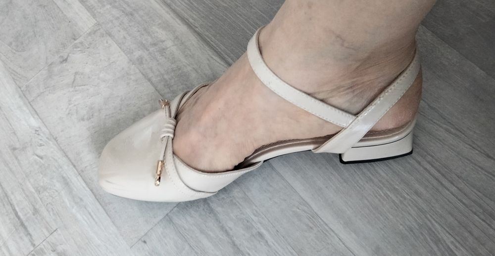 Босоножки 37 разм бежевые