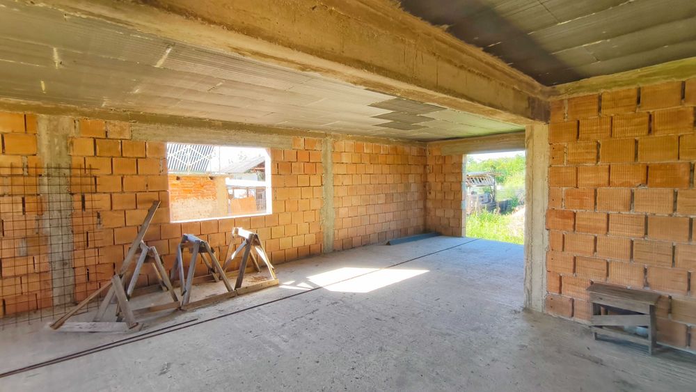 Casa la rosu ,3 camere + open space cu mansarda , constructie 2024 , 140mp ,teren 1500 mp , Sat Malaiesti ,PH la 15 min de oras, zona linistita