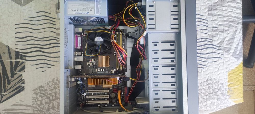 Компютър с монитор комплект