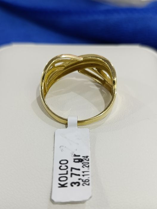 Золотое кольцо цвет жёлтый проба 585, вес 3,77 гр размер 19,5.