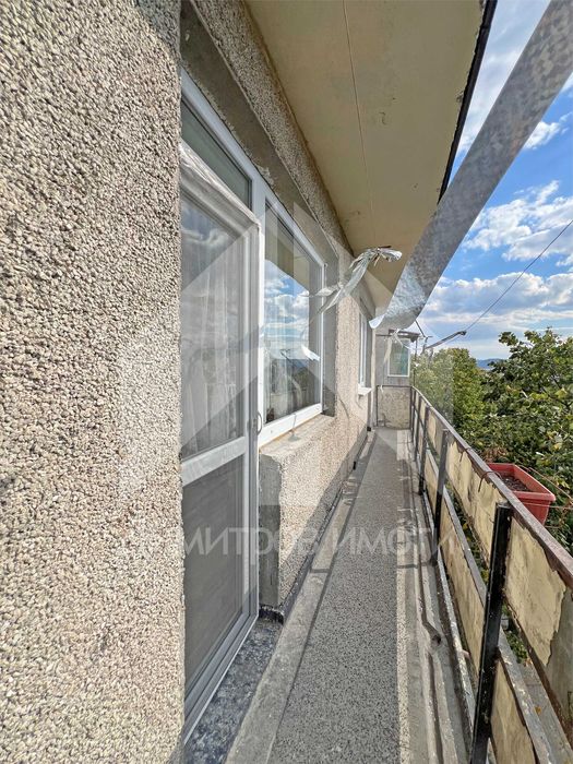 Продава се 65 кв.м. двустаен запазен апартамент ЦЕНТЪР гр. Нови пазар